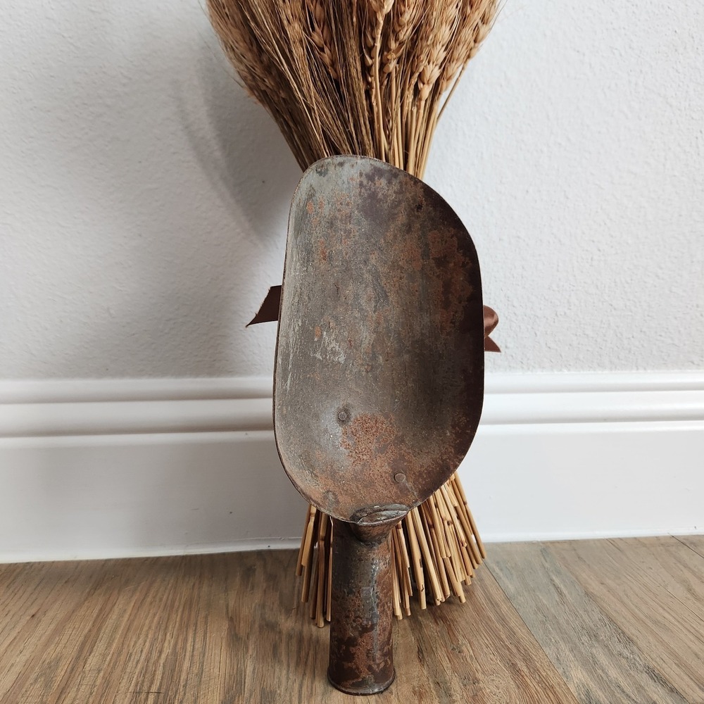 VTG Rusty Crusty Metal Galvanized Grain Seed Feed LARGE SCOOP Farmhouse Decor